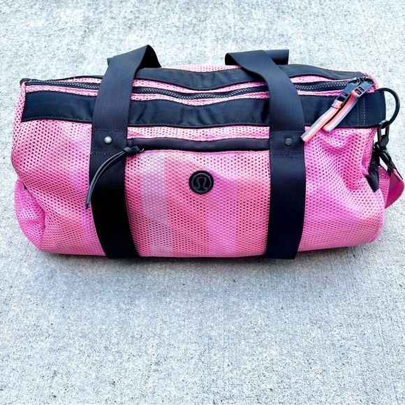 🦄 Lululemon Duffle Bag in Rare Opulent Stripe Pink - Picture 3 of 11